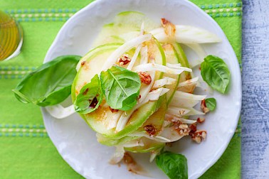 Insalata invernale con grano ebly, cavolo riccio, zucca, mirtillo rosso e feta