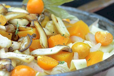 Zucchini grigliati con mini spinaci e condimento a base di feta