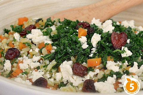 Insalata invernale con grano ebly, cavolo riccio, zucca, mirtillo rosso e feta