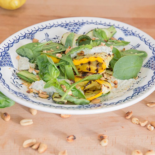 Zucchini grigliati con mini spinaci e condimento a base di feta