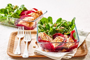 Insalata invernale con grano ebly, cavolo riccio, zucca, mirtillo rosso e feta